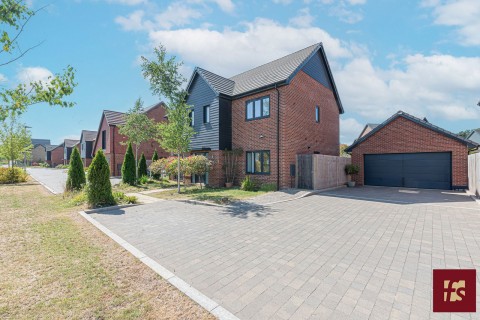 View Full Details for Becketts Mews, Crowthorne, Berkshire, RG45 6UJ