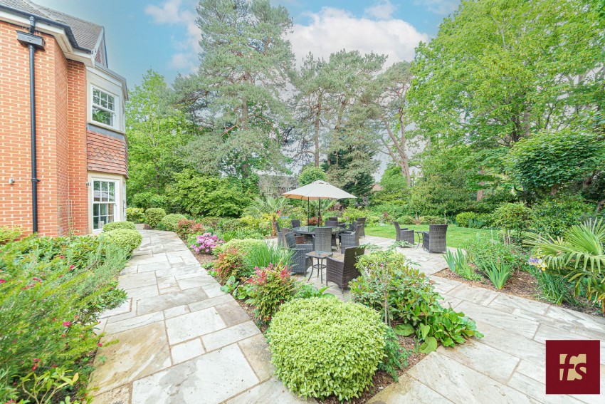 Images for Fleur de lis, Dukes Ride, Crowthorne, Berkshire RG45 6AZ