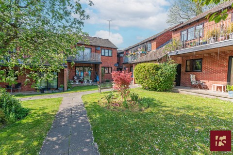 View Full Details for Lower Broadmoor Road, Crowthorne, RG45 7HF